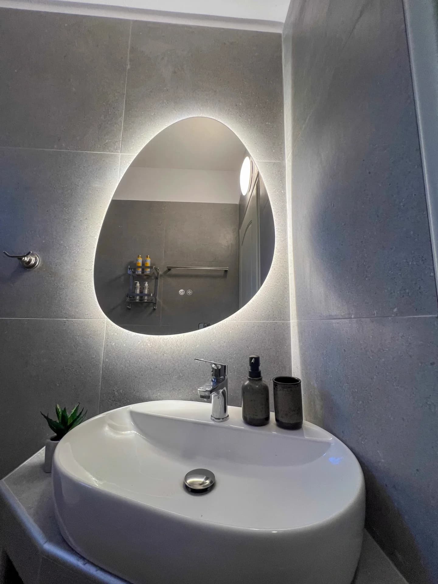 Baie curată și modernă la parter