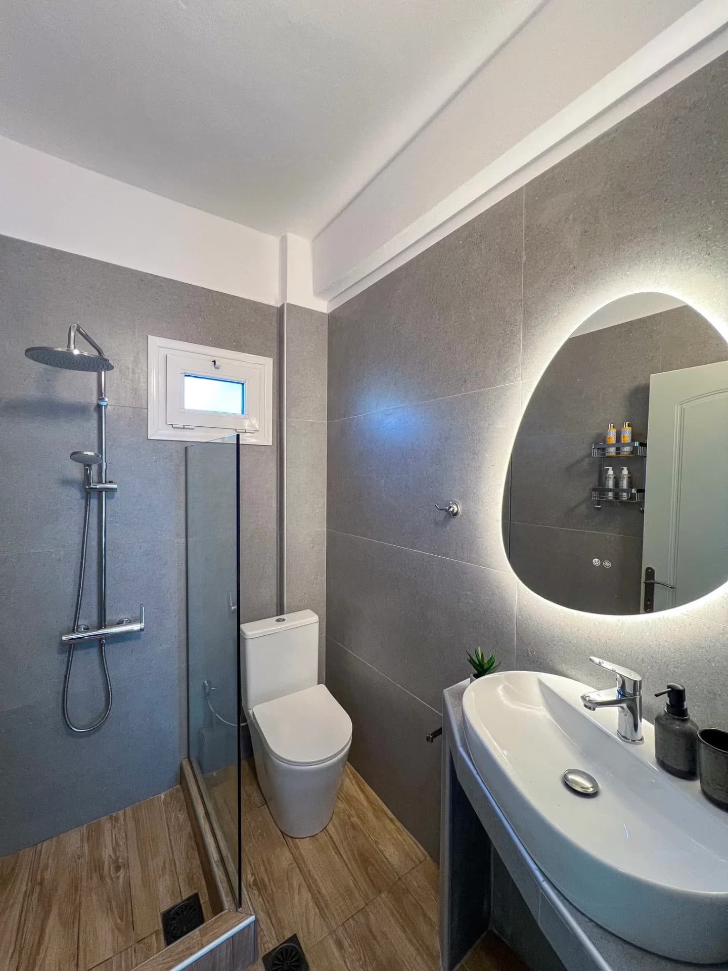 Baie curată și modernă la parter