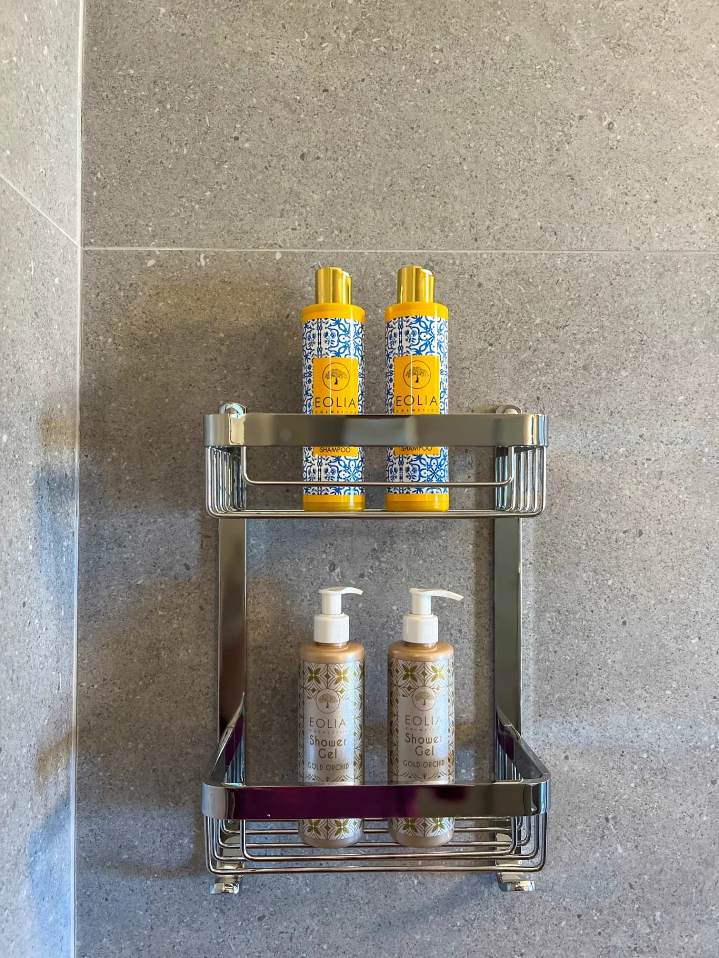 Baie spațioasă la etaj dotată cu facilități moderne