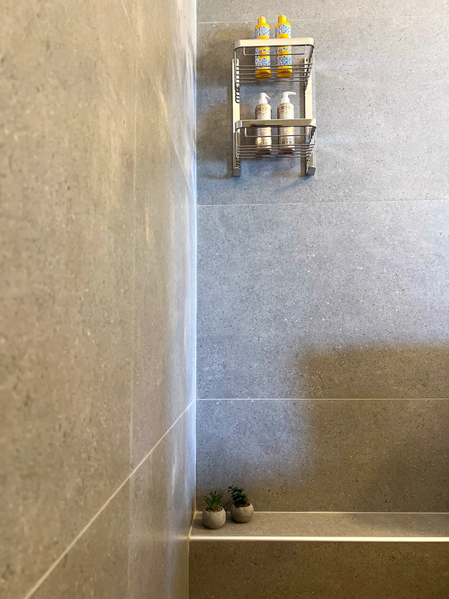 Baie spațioasă la etaj dotată cu facilități moderne