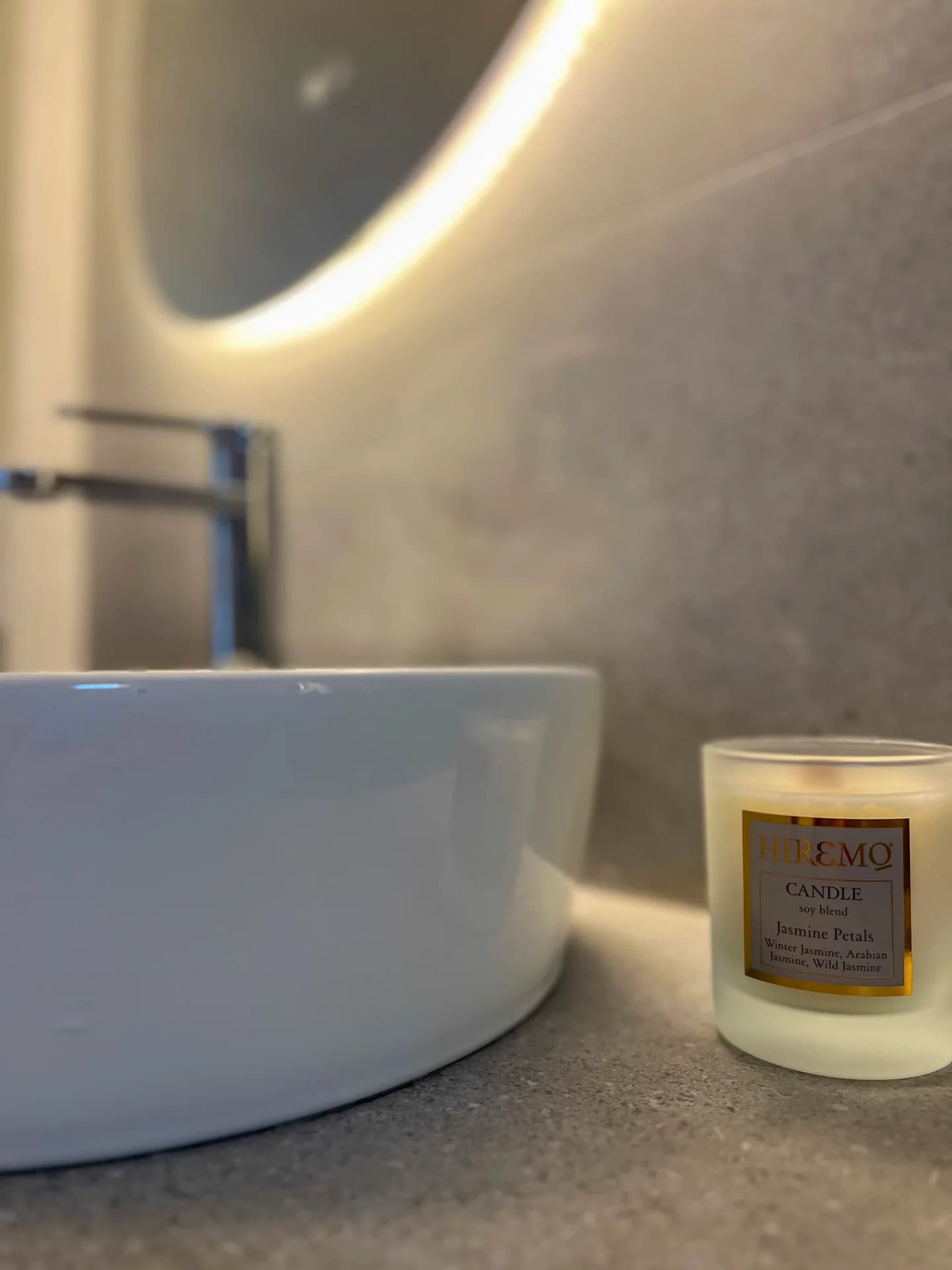 Baie spațioasă la etaj dotată cu facilități moderne