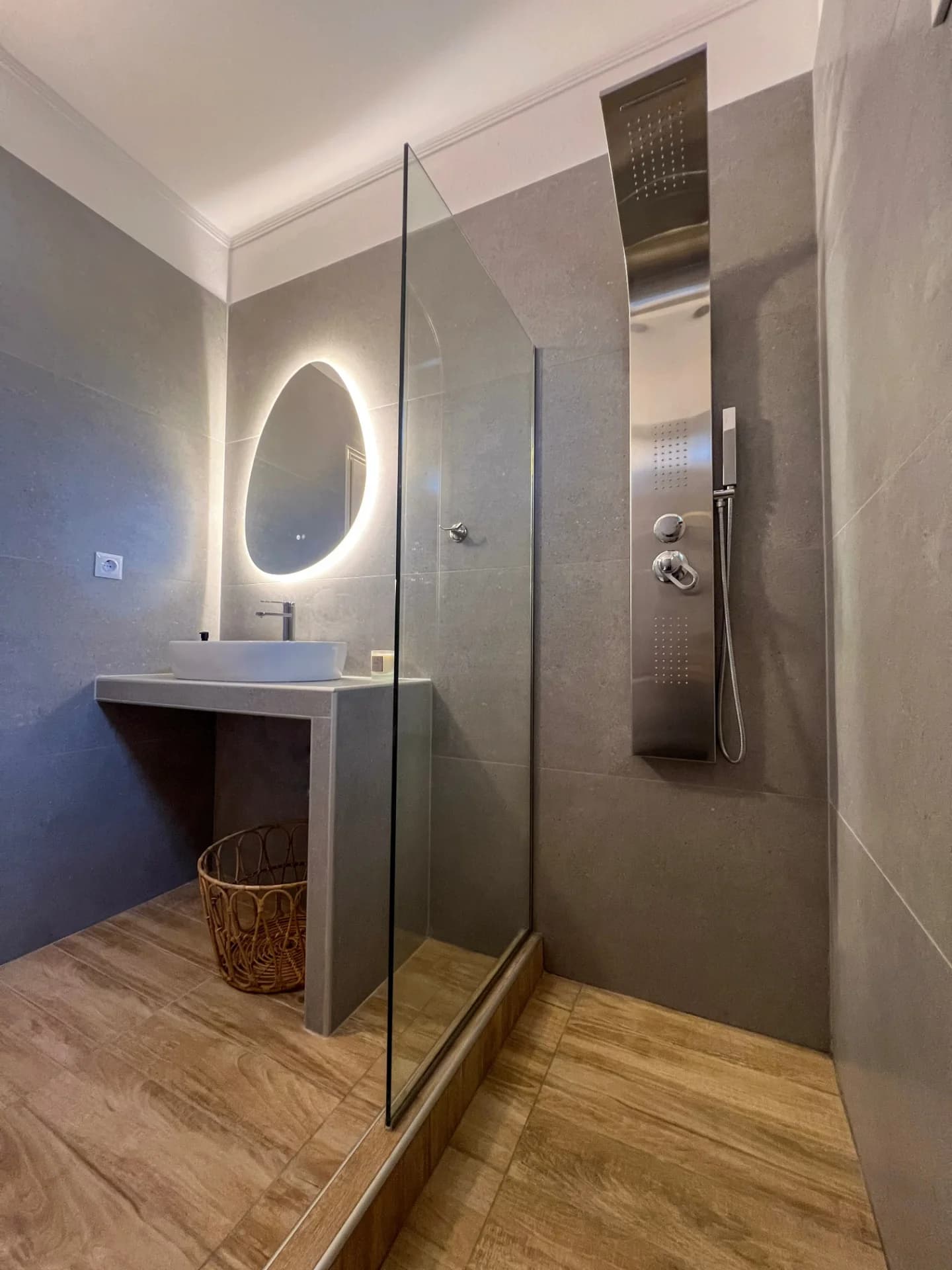 Baie spațioasă la etaj dotată cu facilități moderne