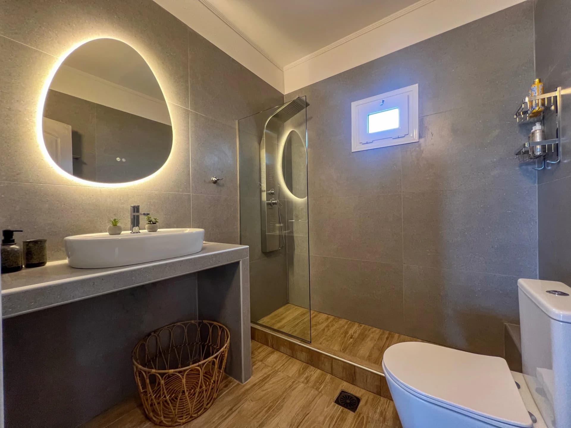 Baie spațioasă la etaj dotată cu facilități moderne