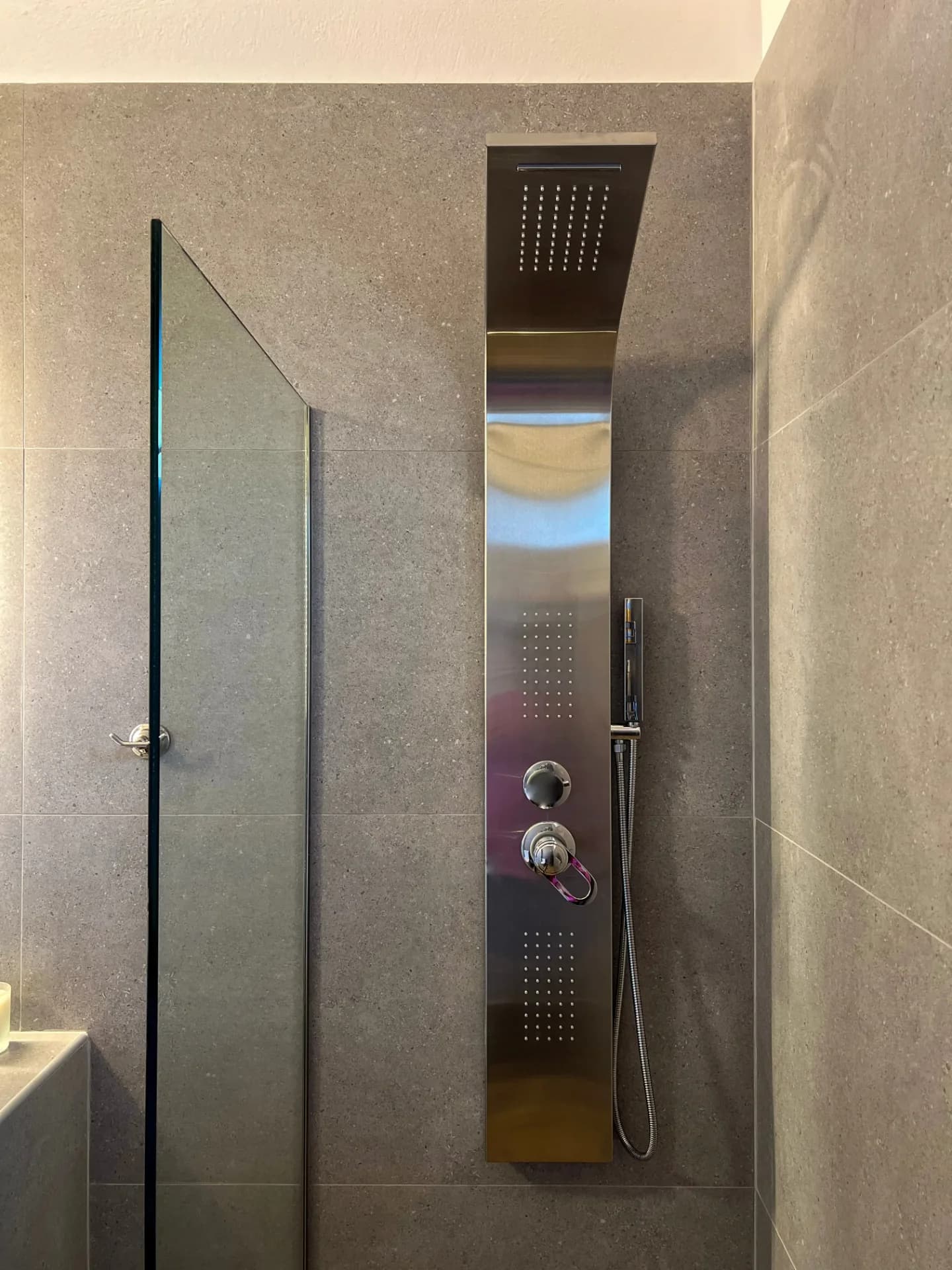 Baie spațioasă la etaj dotată cu facilități moderne