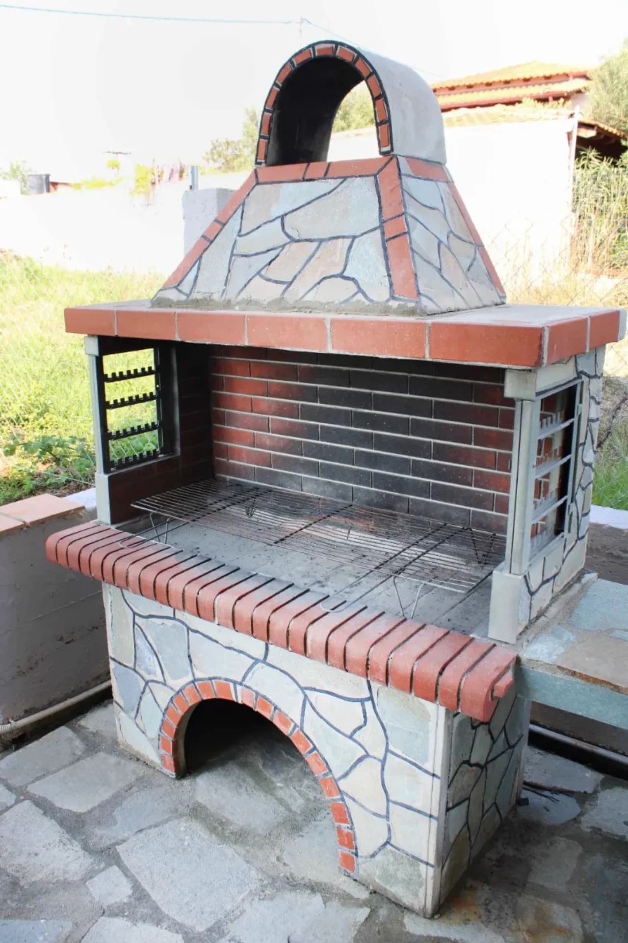 Grădină privată sigură pentru copii și grătar în familie în Potidea Halkidiki