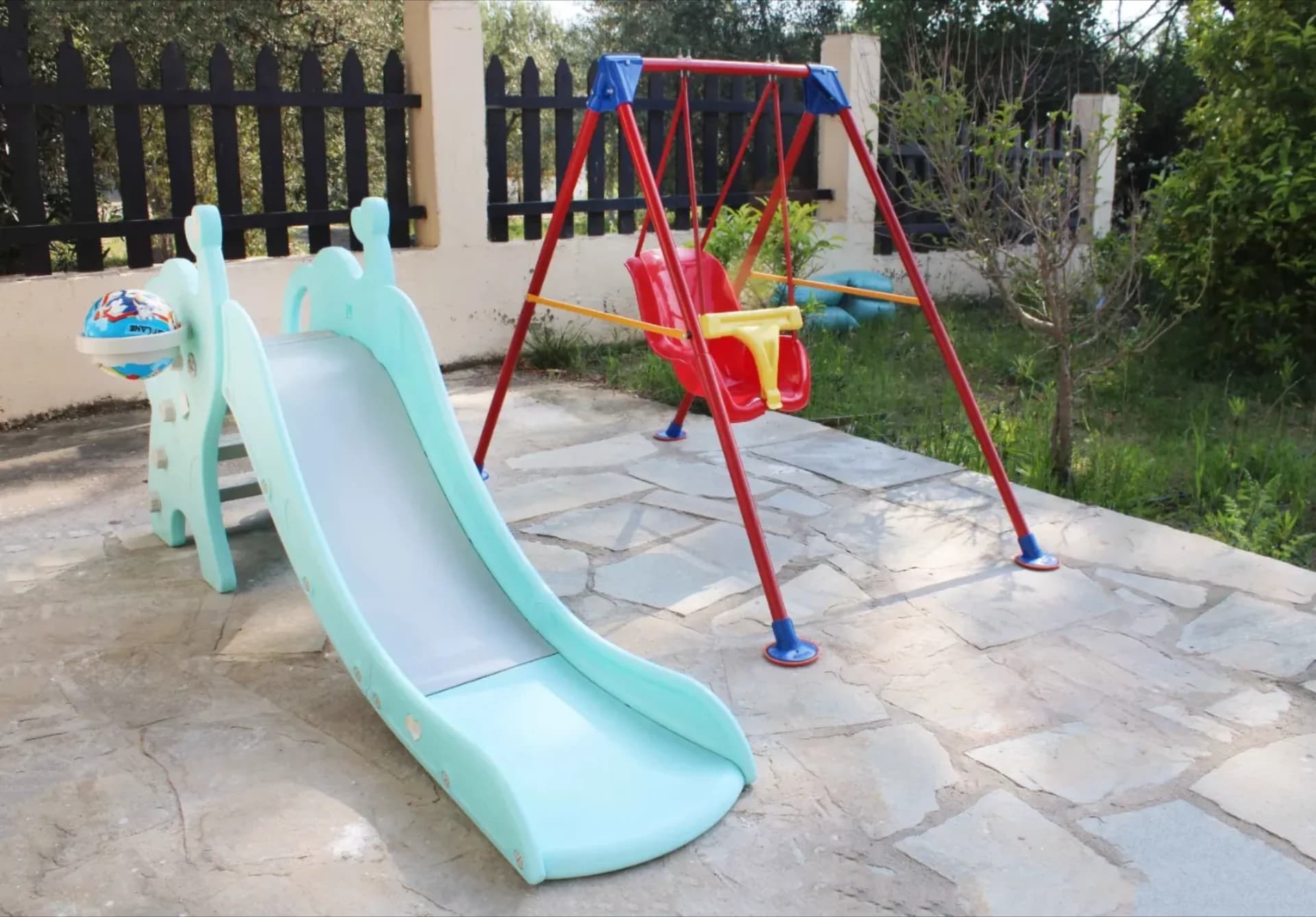 Grădină privată sigură pentru copii și grătar în familie în Potidea Halkidiki