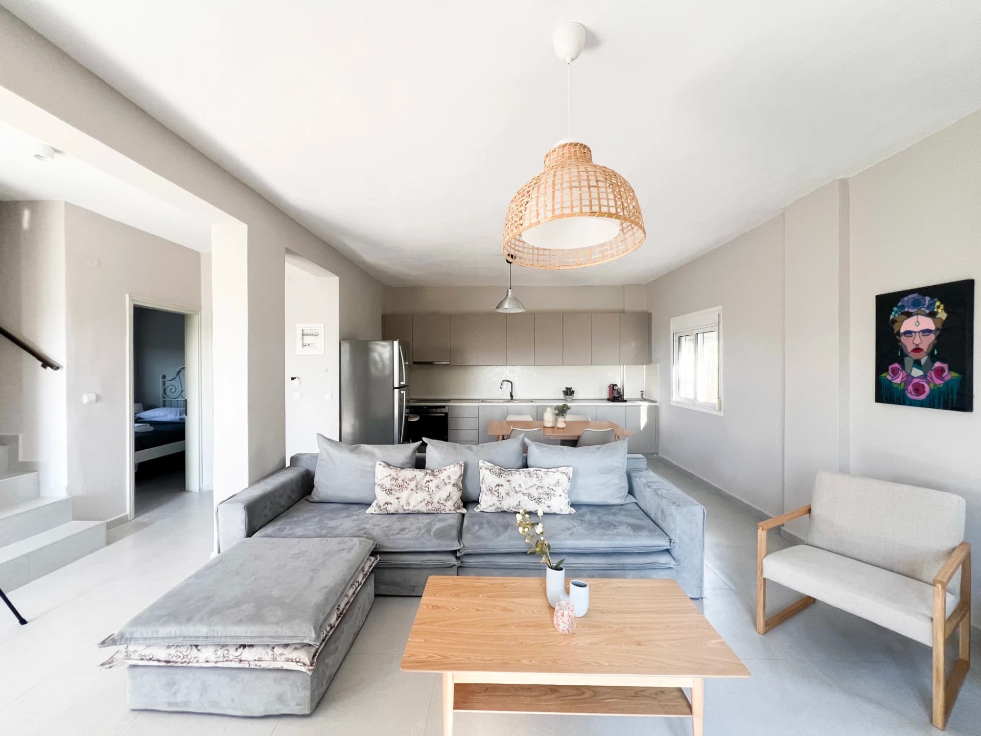 Zonă mare de living la parter pentru relaxare și odihnă în familie