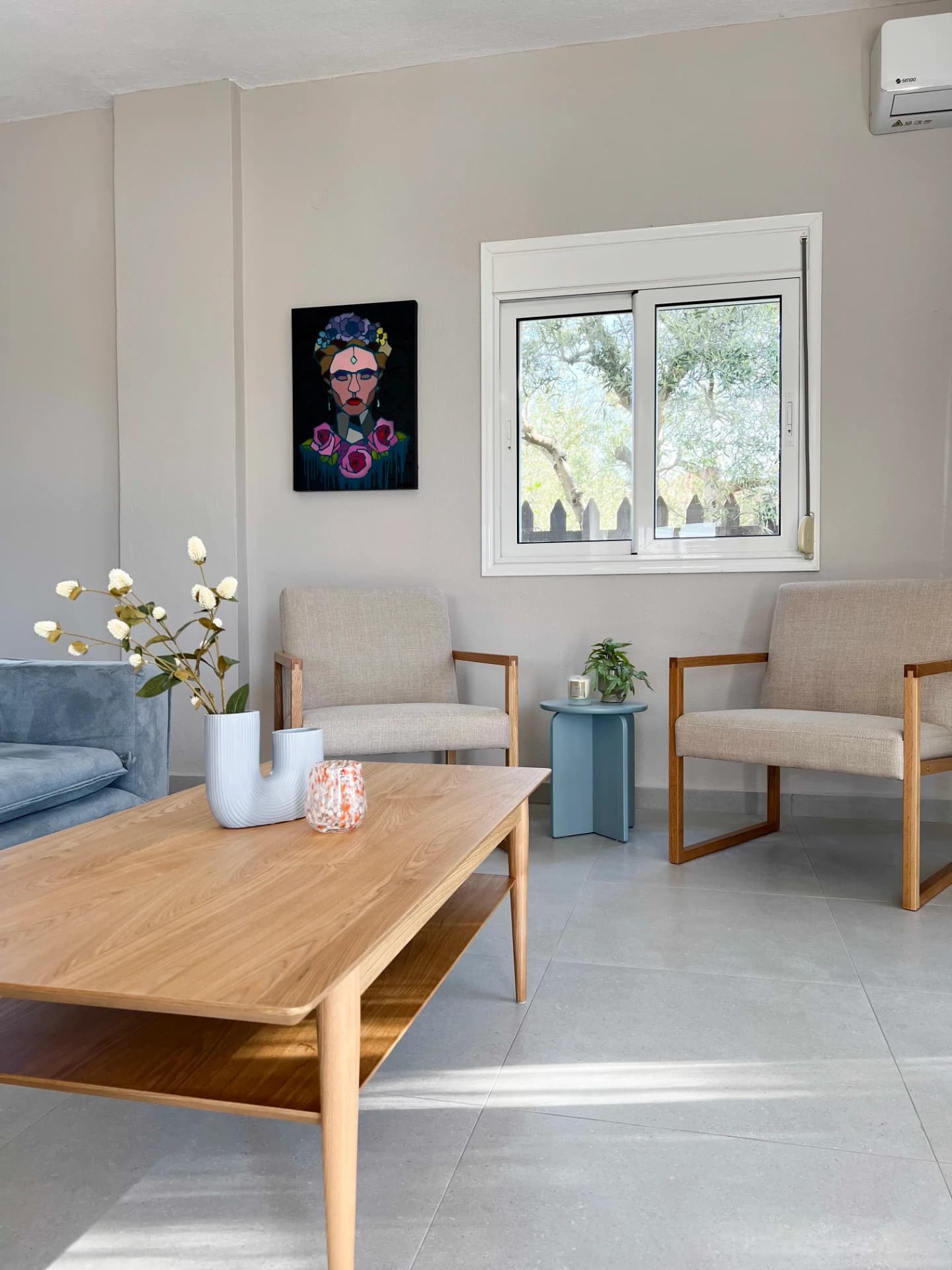 Zonă mare de living la parter pentru relaxare și odihnă în familie