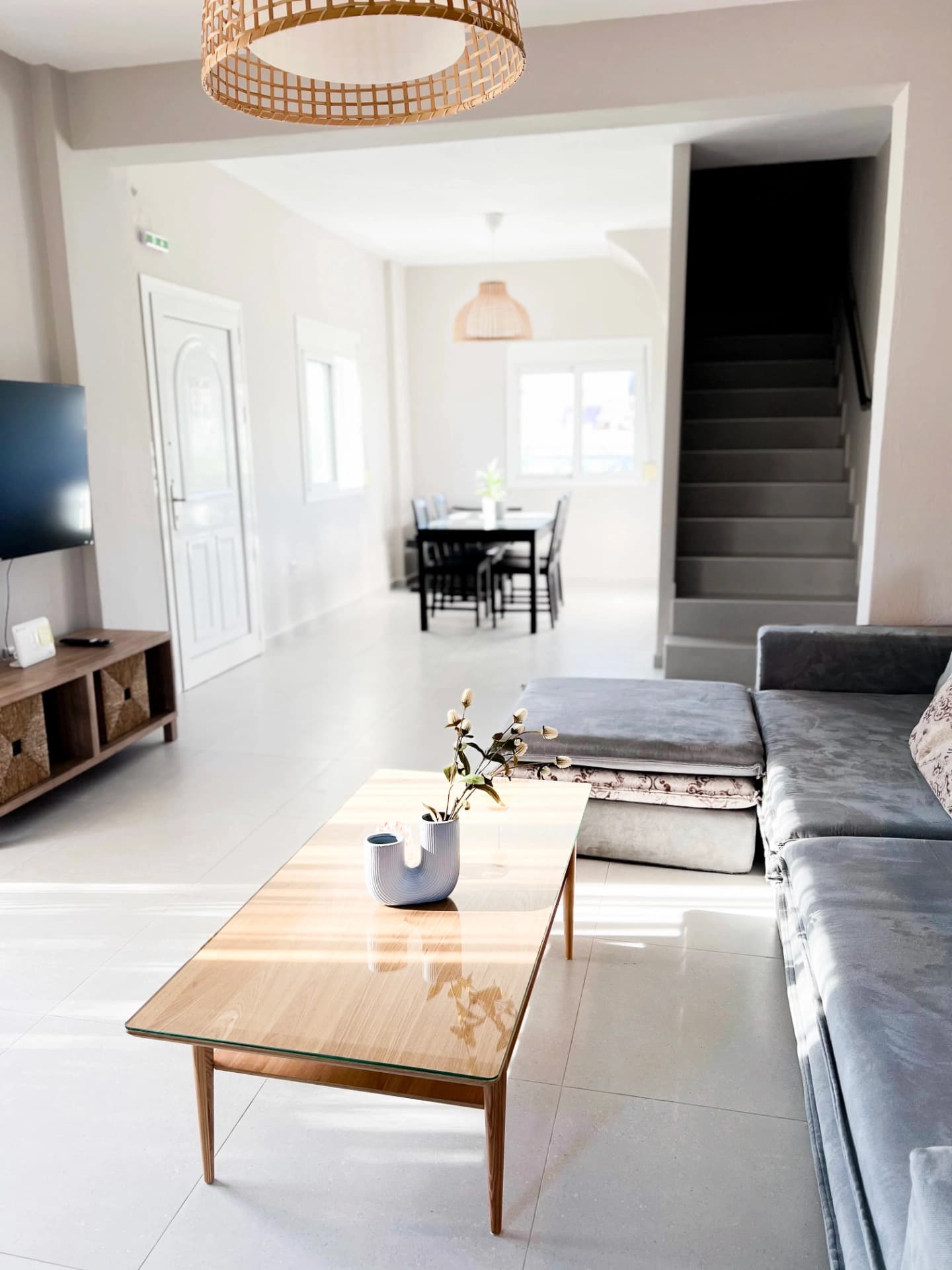 Zonă mare de living la parter pentru relaxare și odihnă în familie