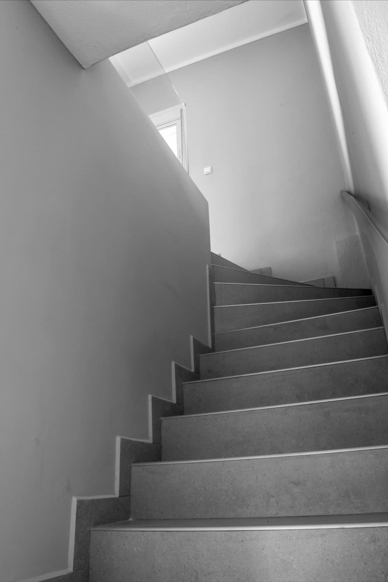 Zonă mare de living la parter pentru relaxare și odihnă în familie