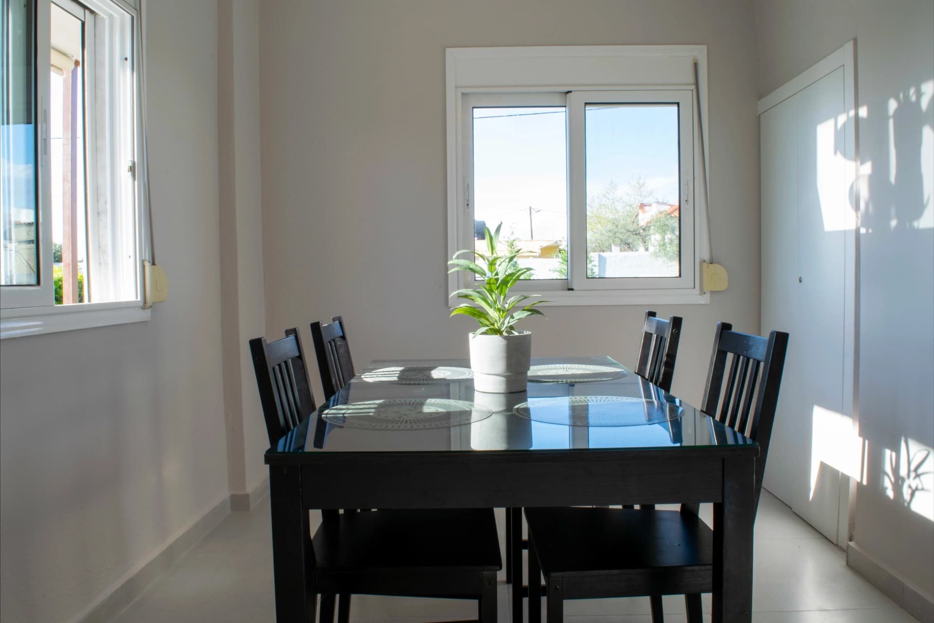 Zonă mare de living la parter pentru relaxare și odihnă în familie