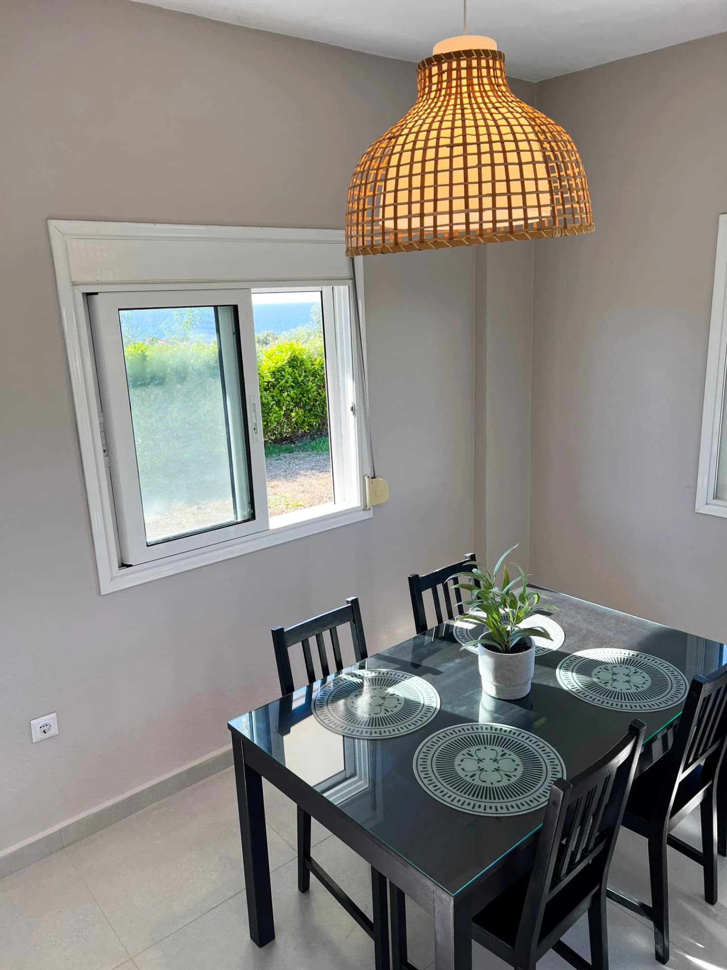 Zonă mare de living la parter pentru relaxare și odihnă în familie