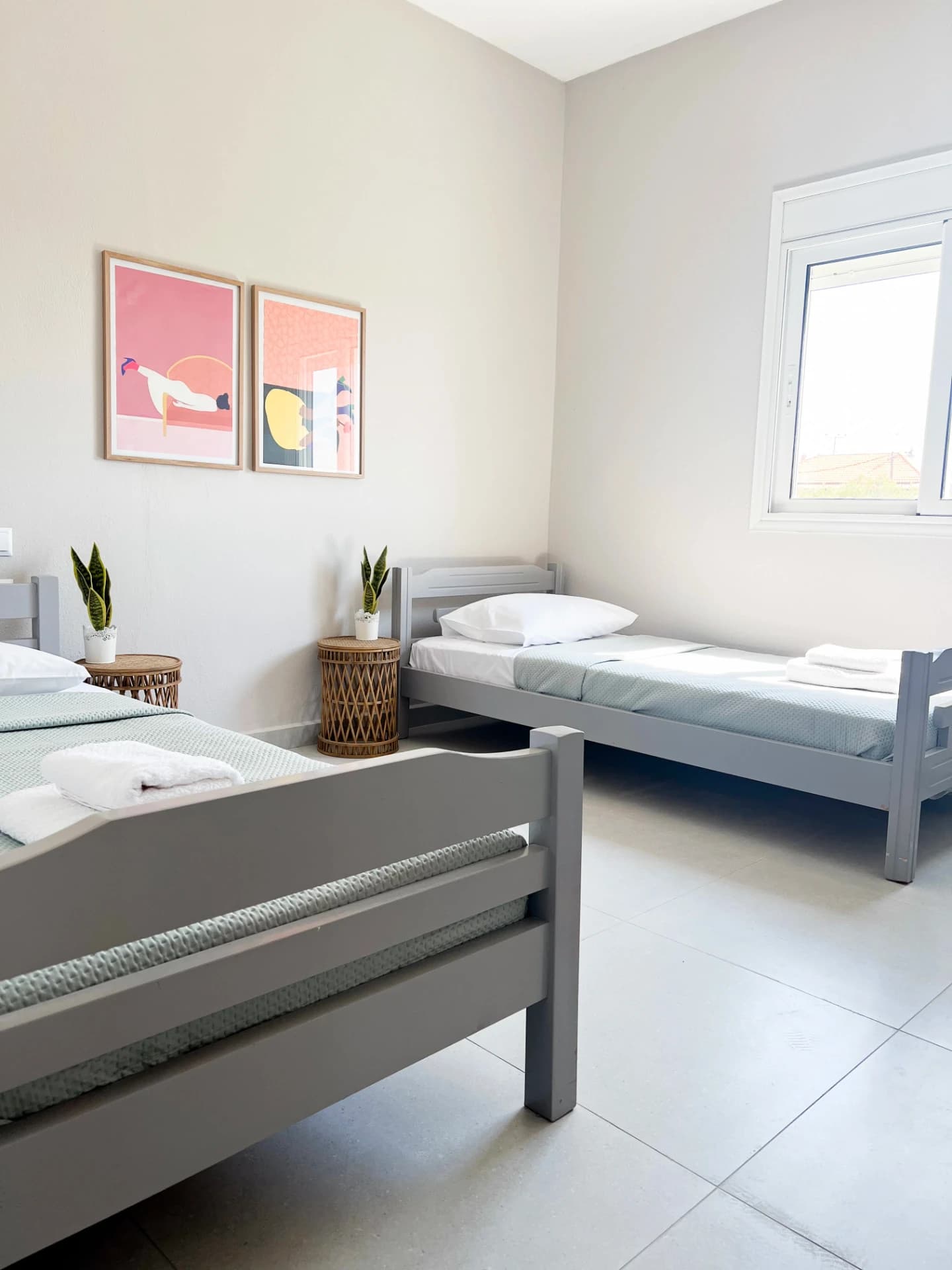 Dormitor de familie confortabil cu paturi twin pentru copii