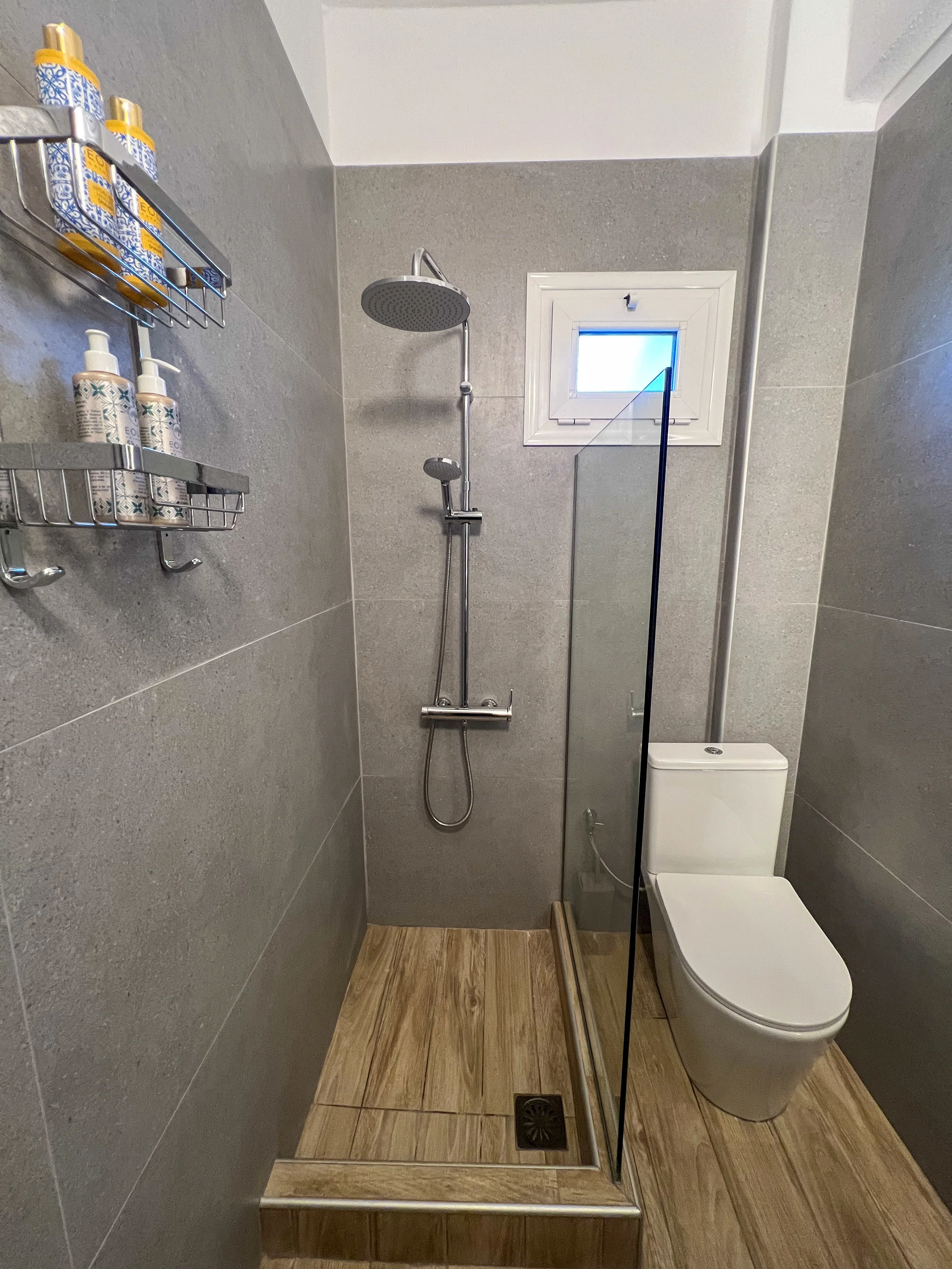 Baie curată și modernă la parter