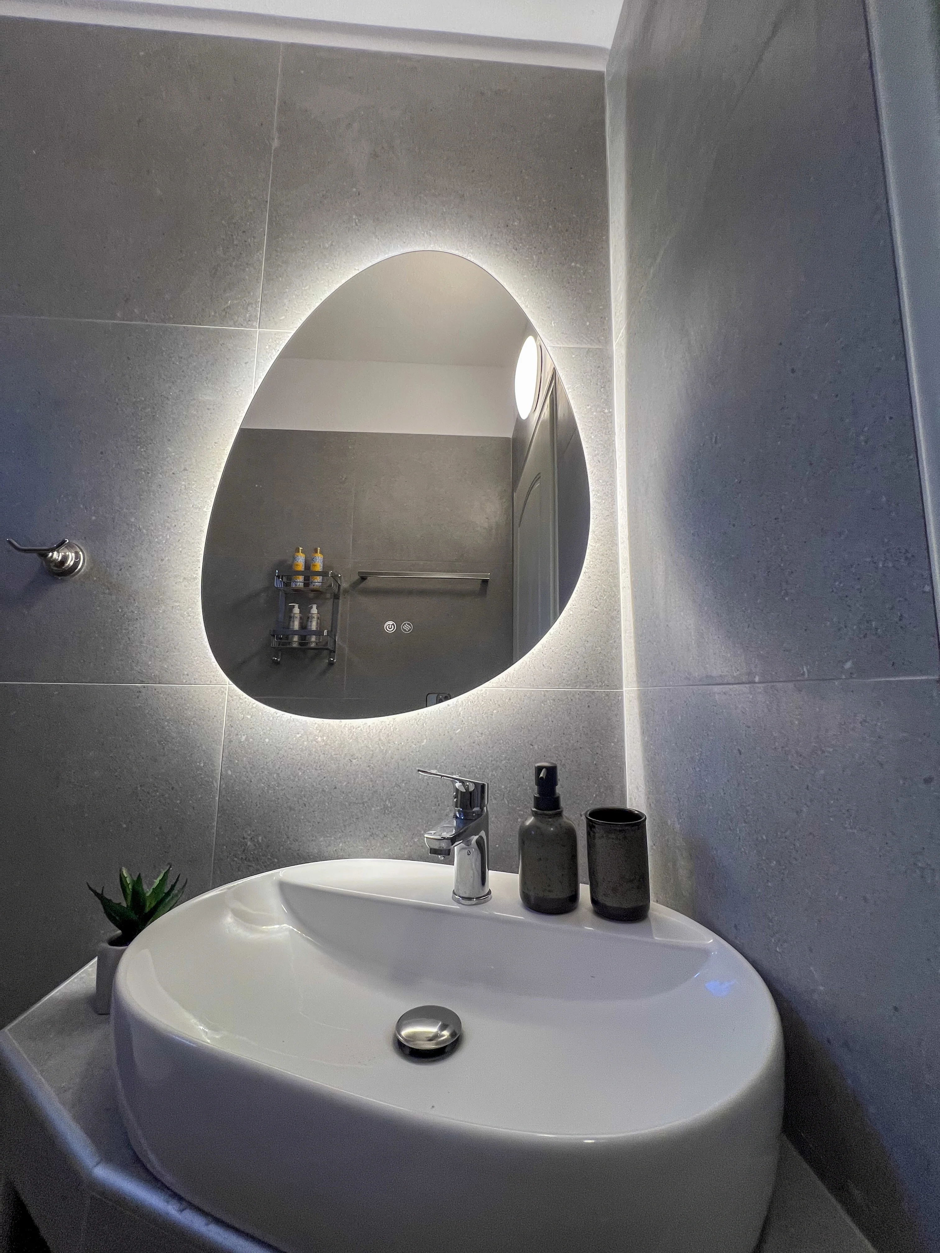 Baie curată și modernă la parter