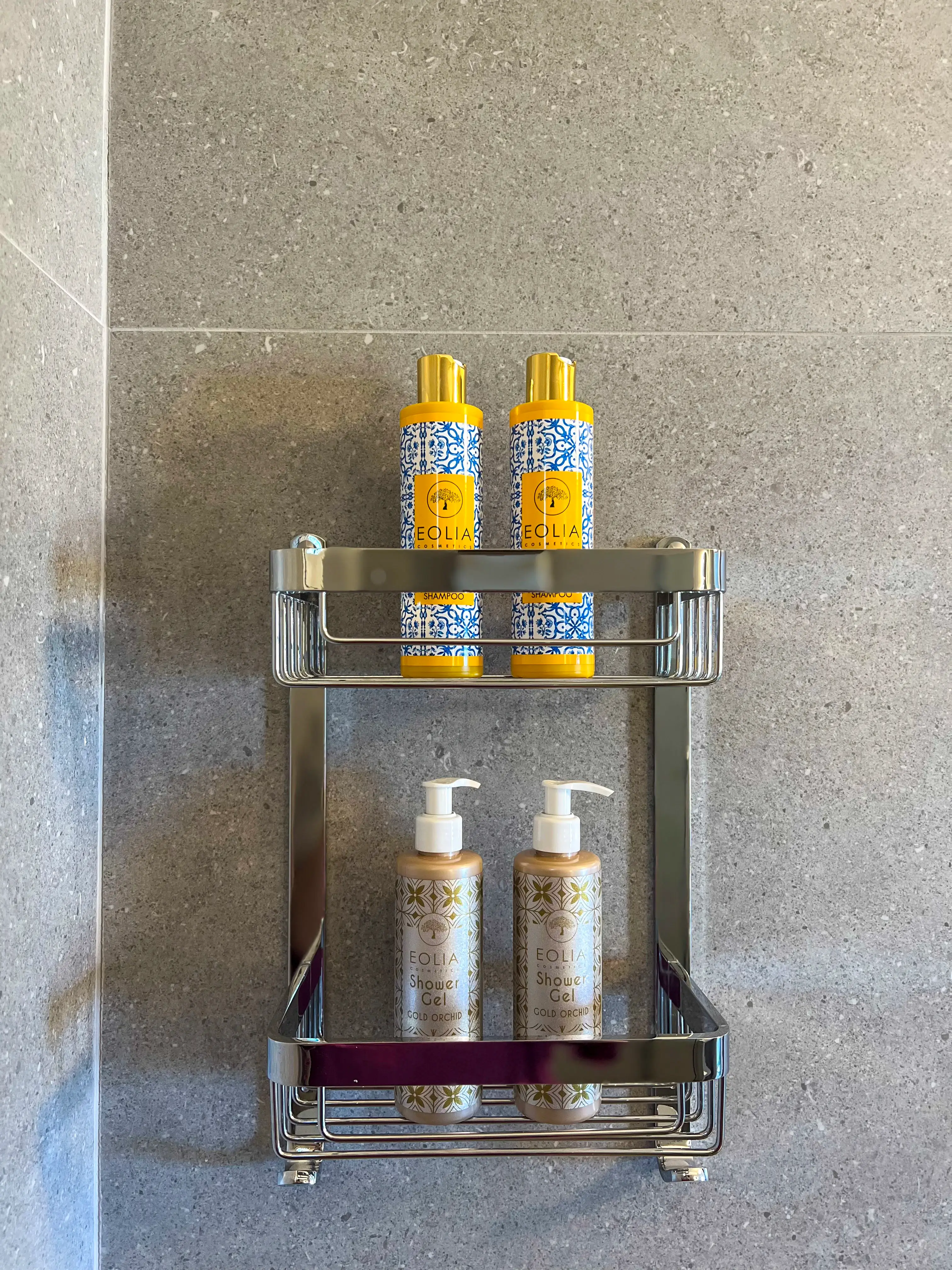 Baie spațioasă la etaj dotată cu facilități moderne