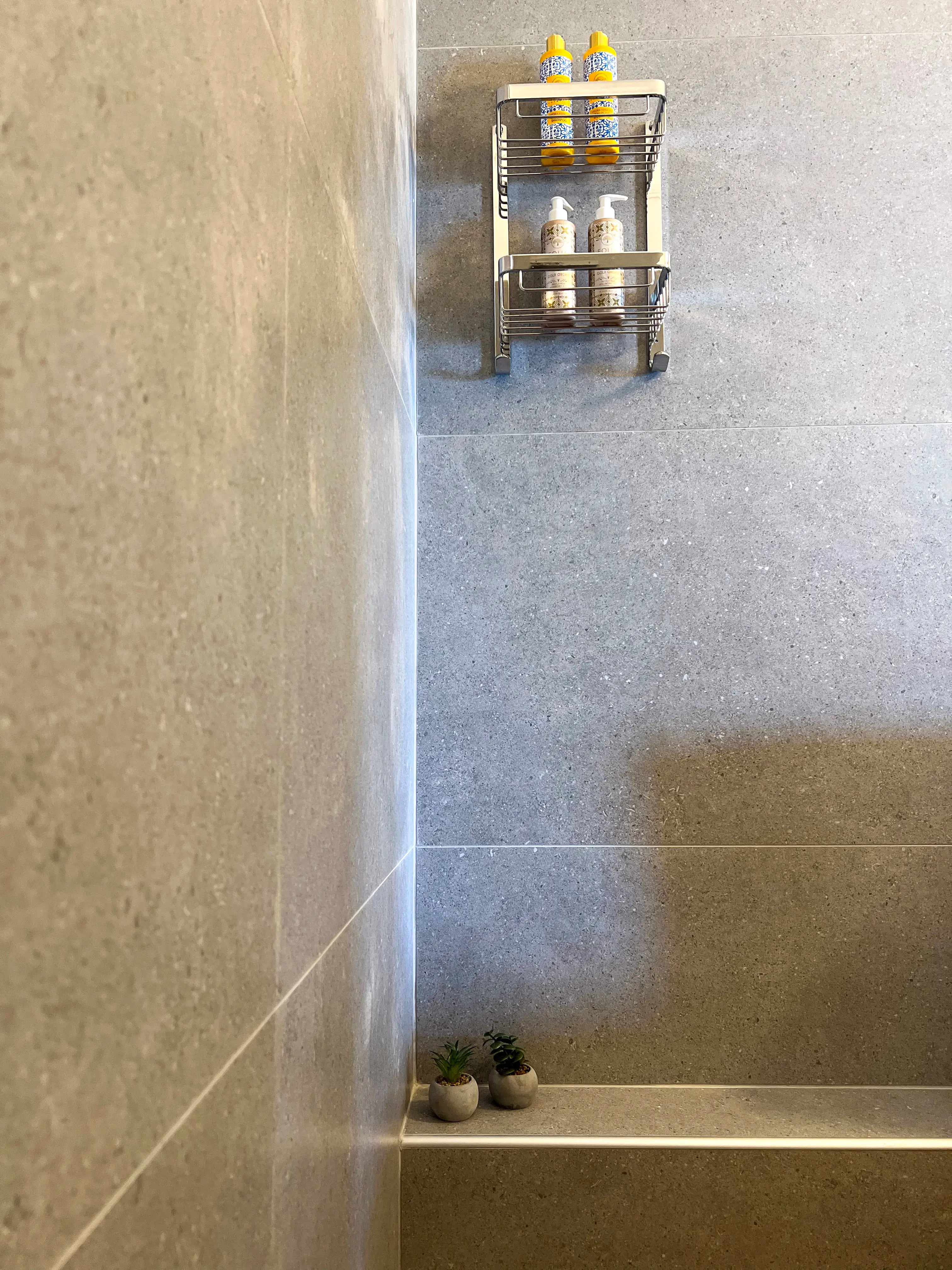 Baie spațioasă la etaj dotată cu facilități moderne