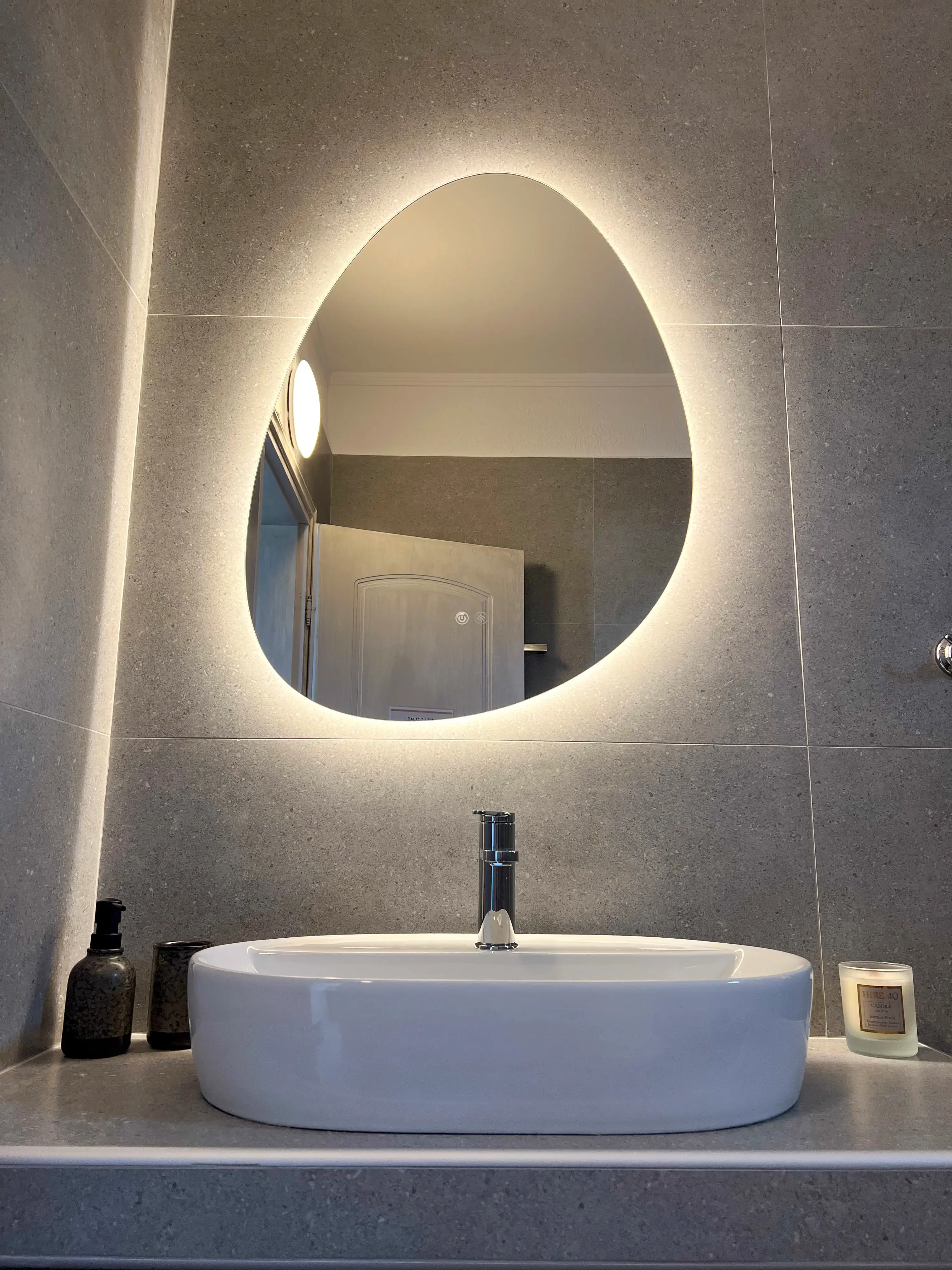 Baie spațioasă la etaj dotată cu facilități moderne