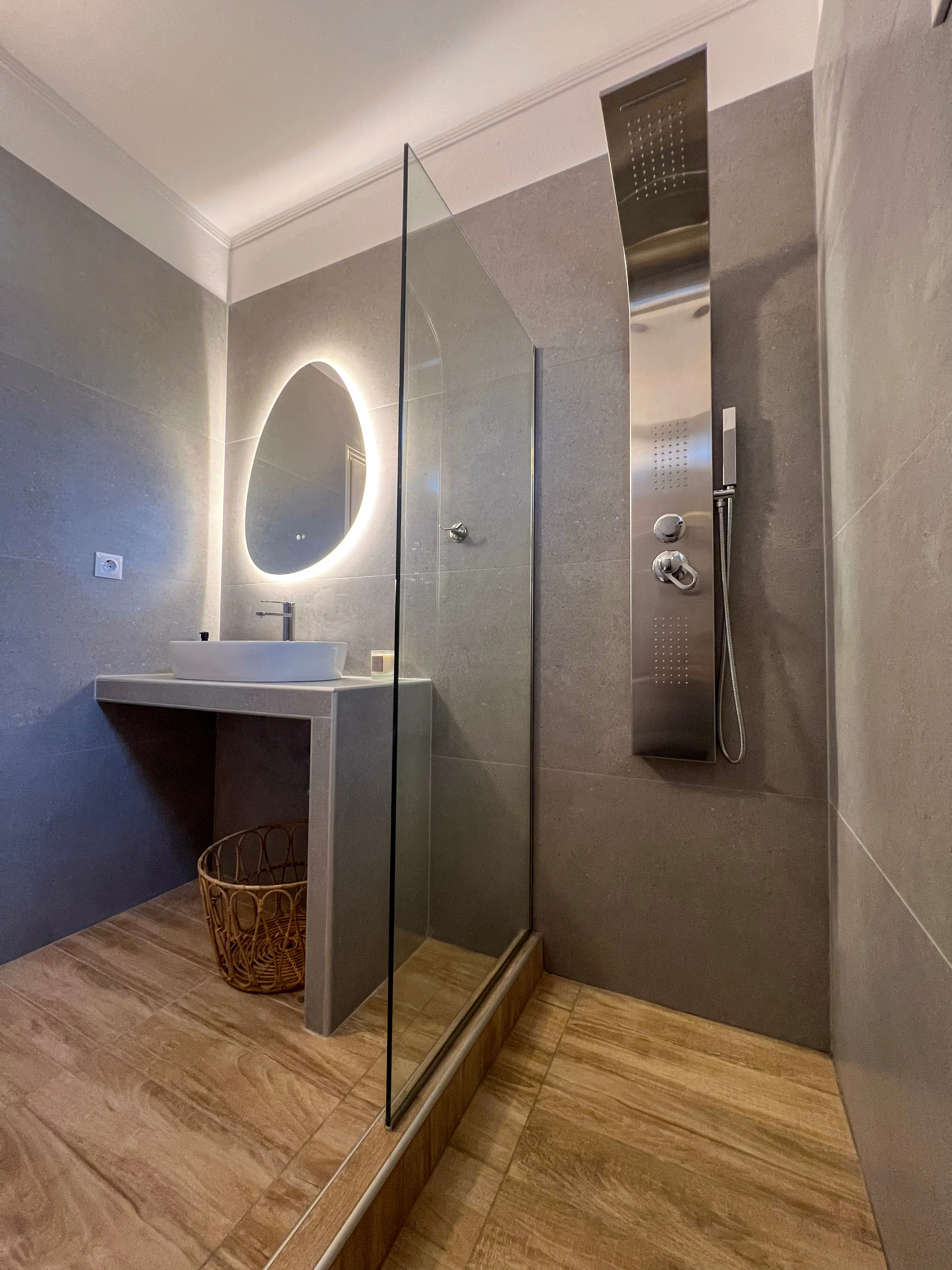 Baie spațioasă la etaj dotată cu facilități moderne