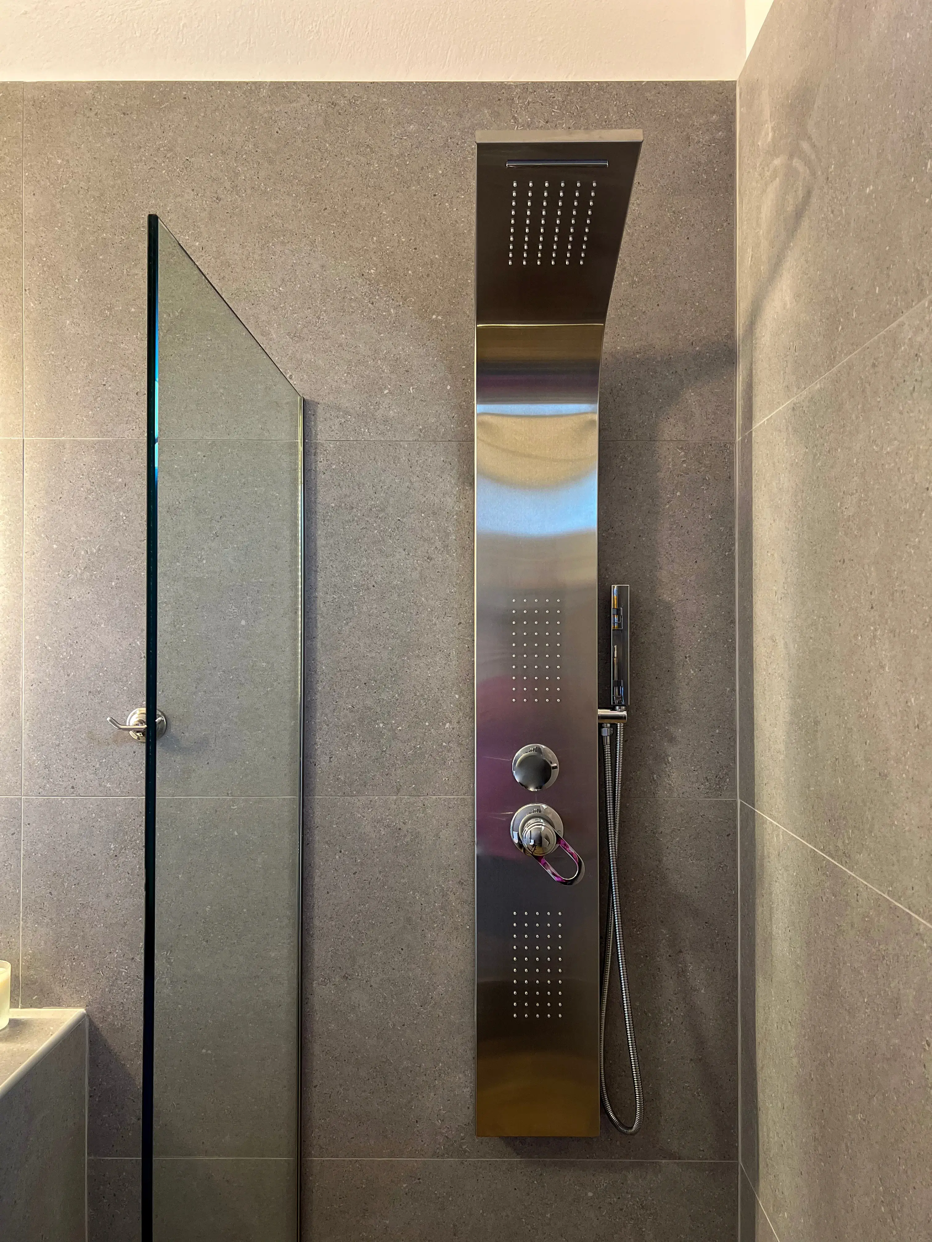 Baie spațioasă la etaj dotată cu facilități moderne