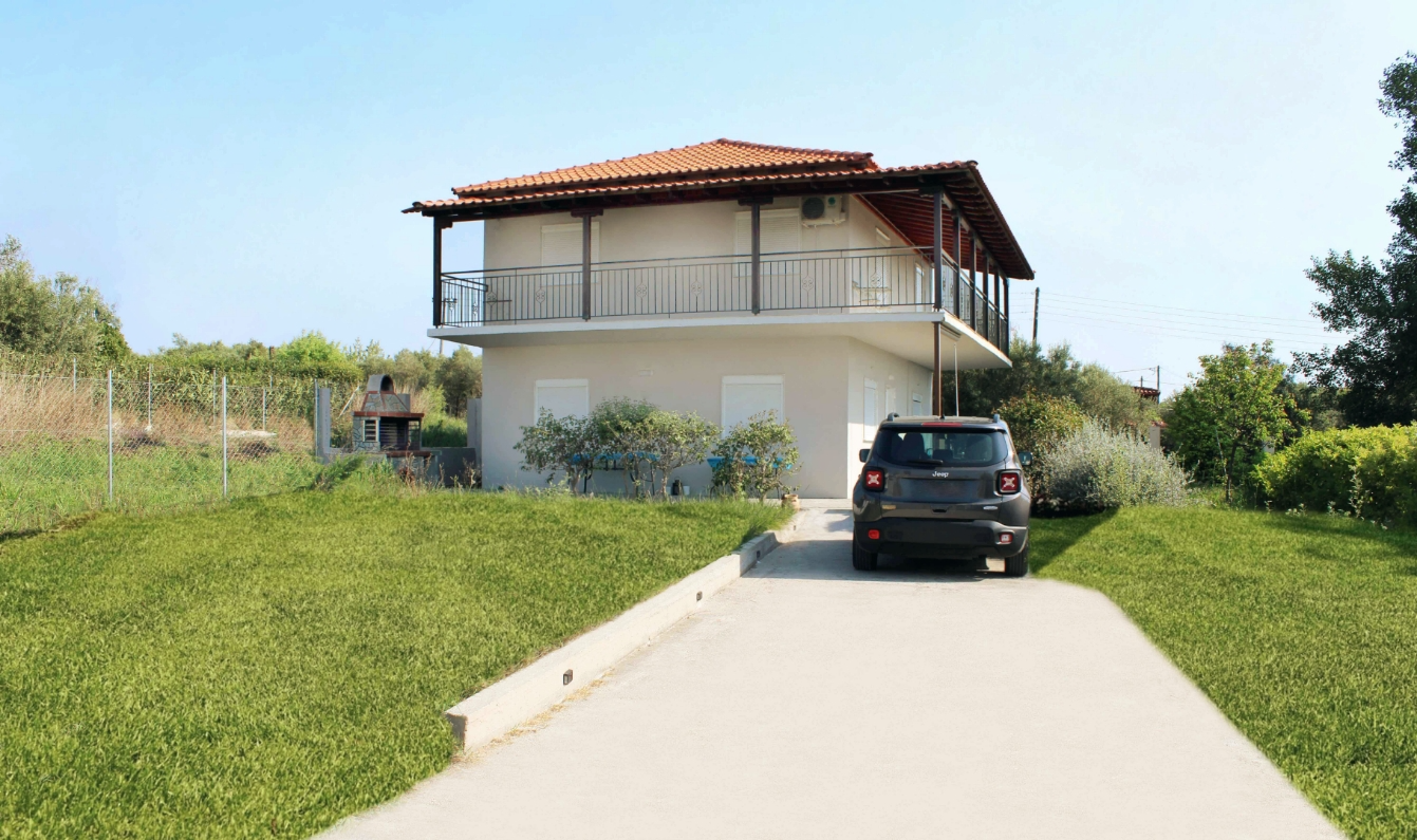 Grădină privată sigură pentru copii și grătar în familie în Potidaia Halkidiki