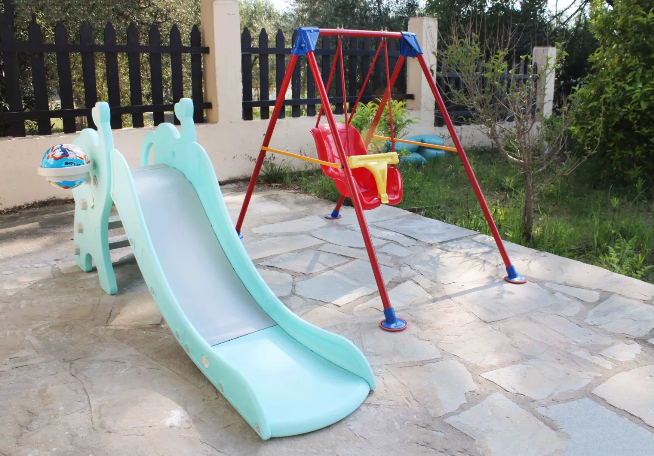 Grădină privată sigură pentru copii și grătar în familie în Potidaia Halkidiki