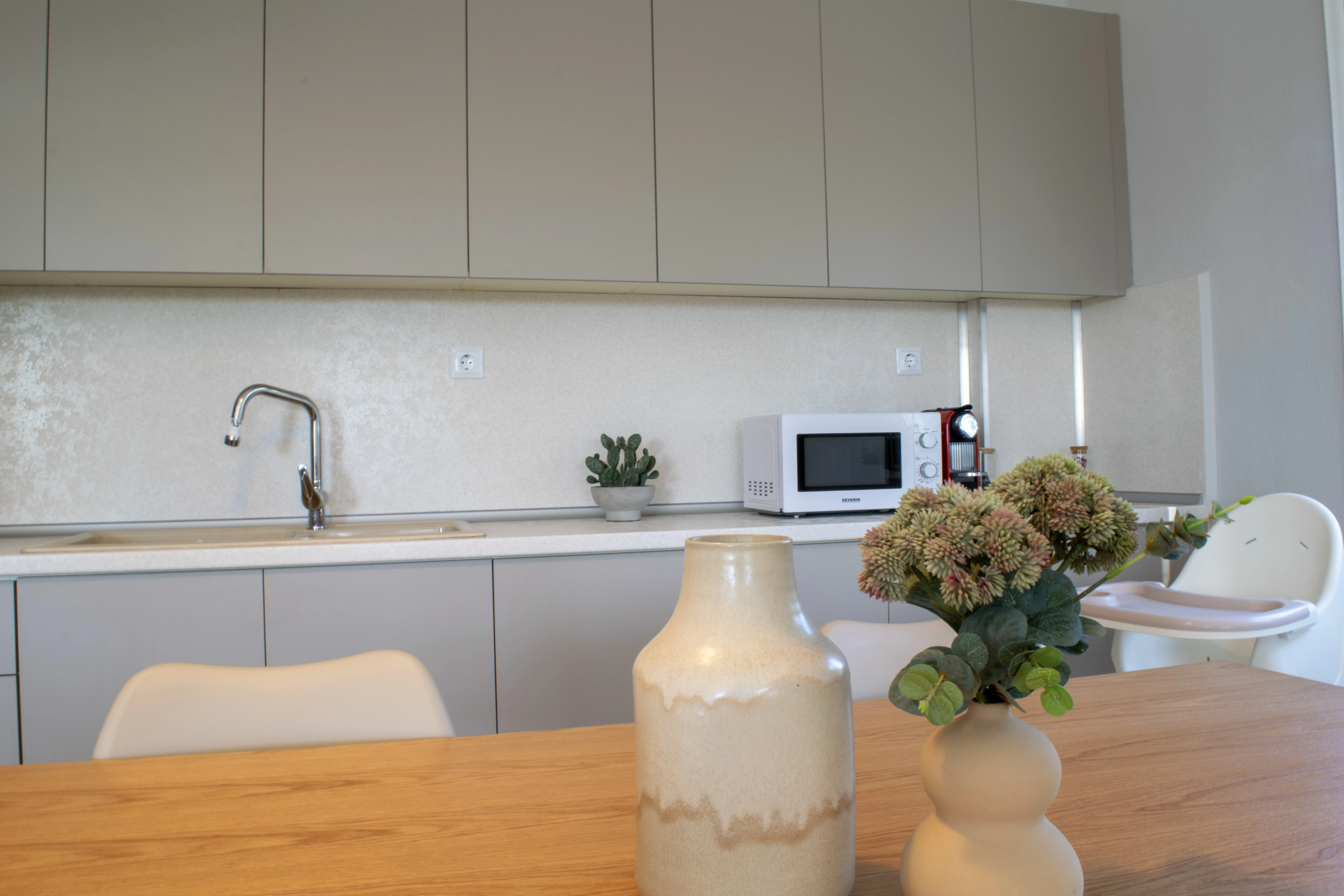 Bucătărie complet echipată pentru pregătirea meselor în familie