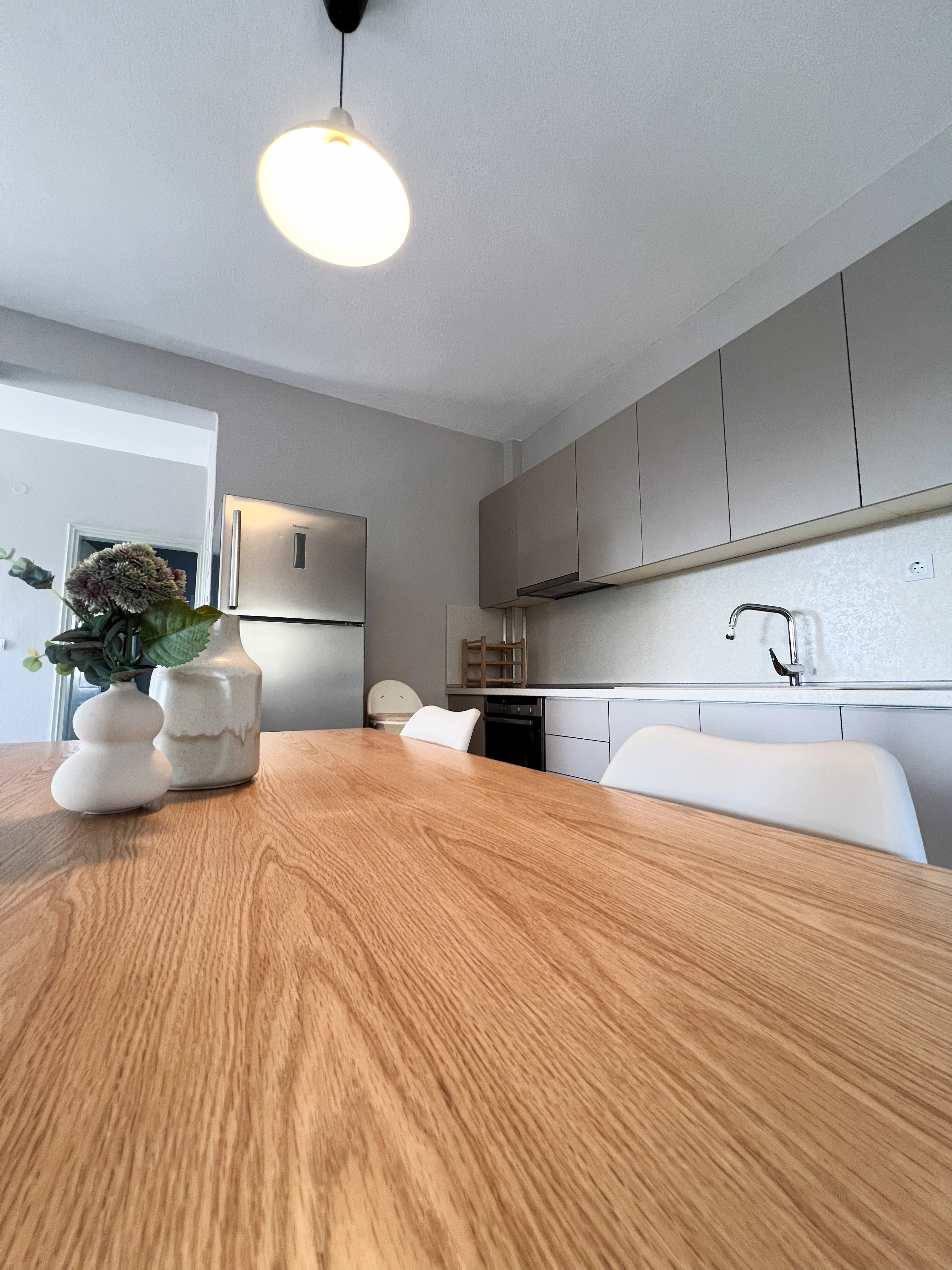 Bucătărie complet echipată pentru pregătirea meselor în familie