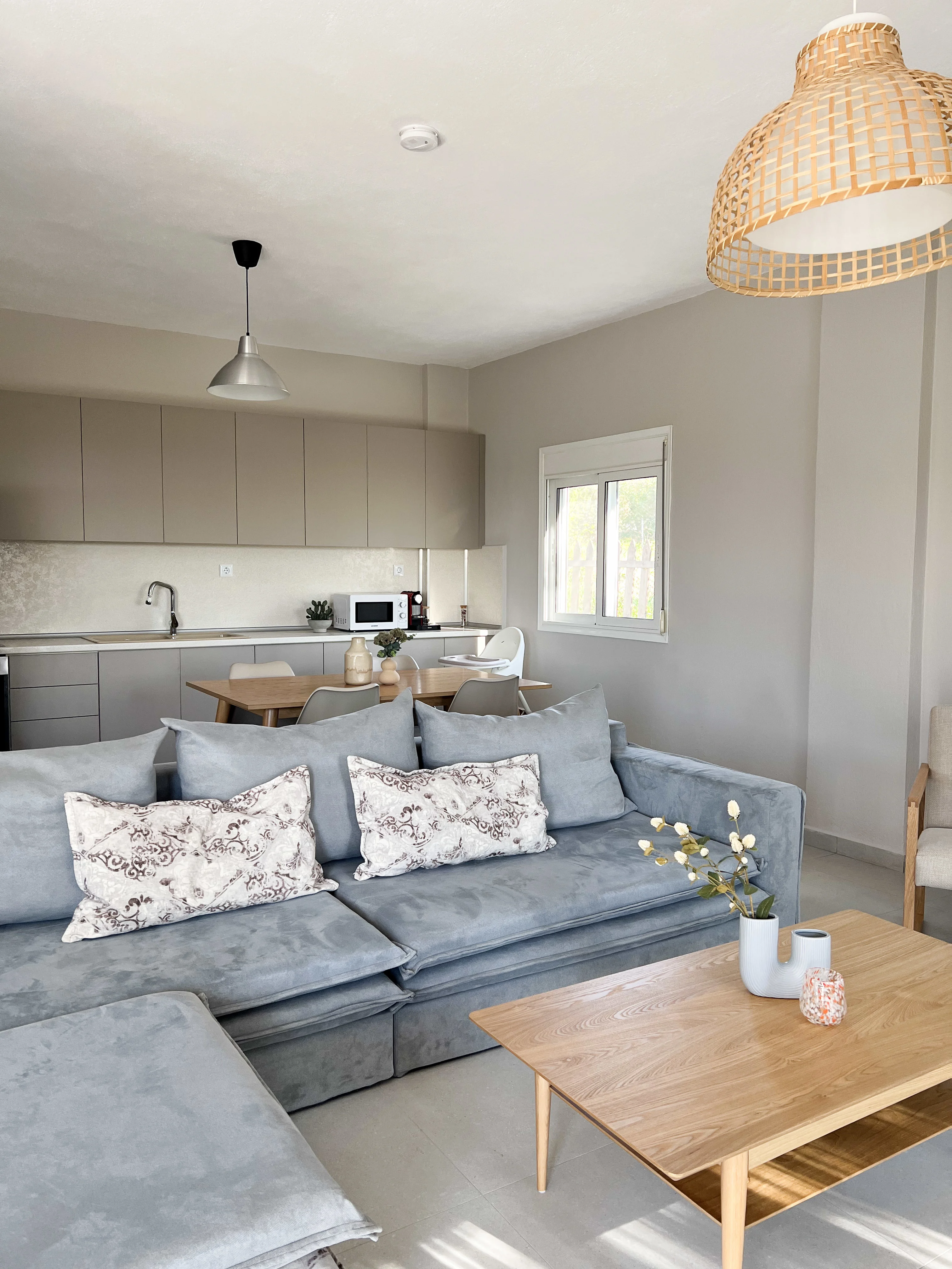 Bucătărie complet echipată pentru pregătirea meselor în familie