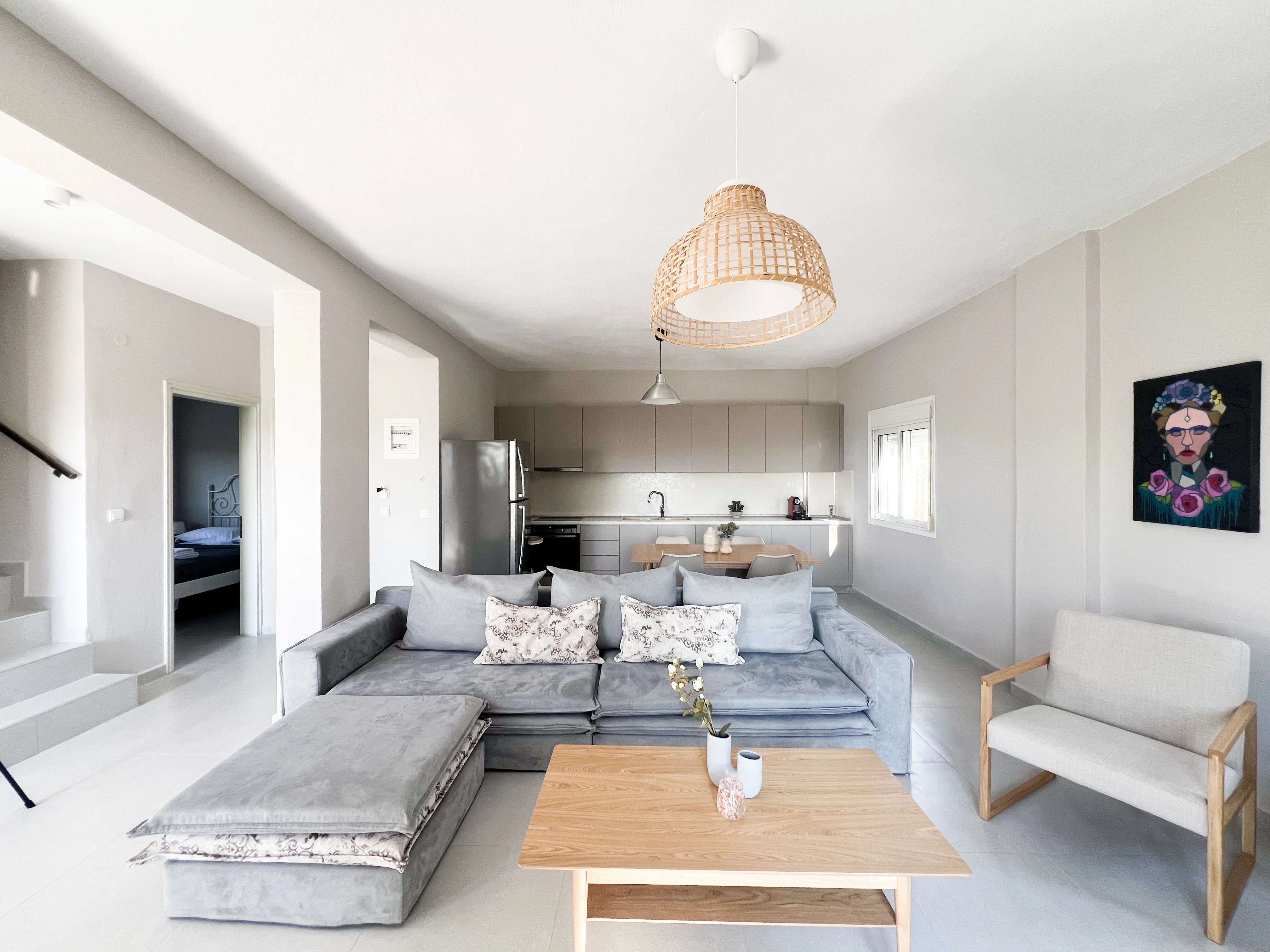 Zonă mare de living la parter pentru relaxare și odihnă în familie