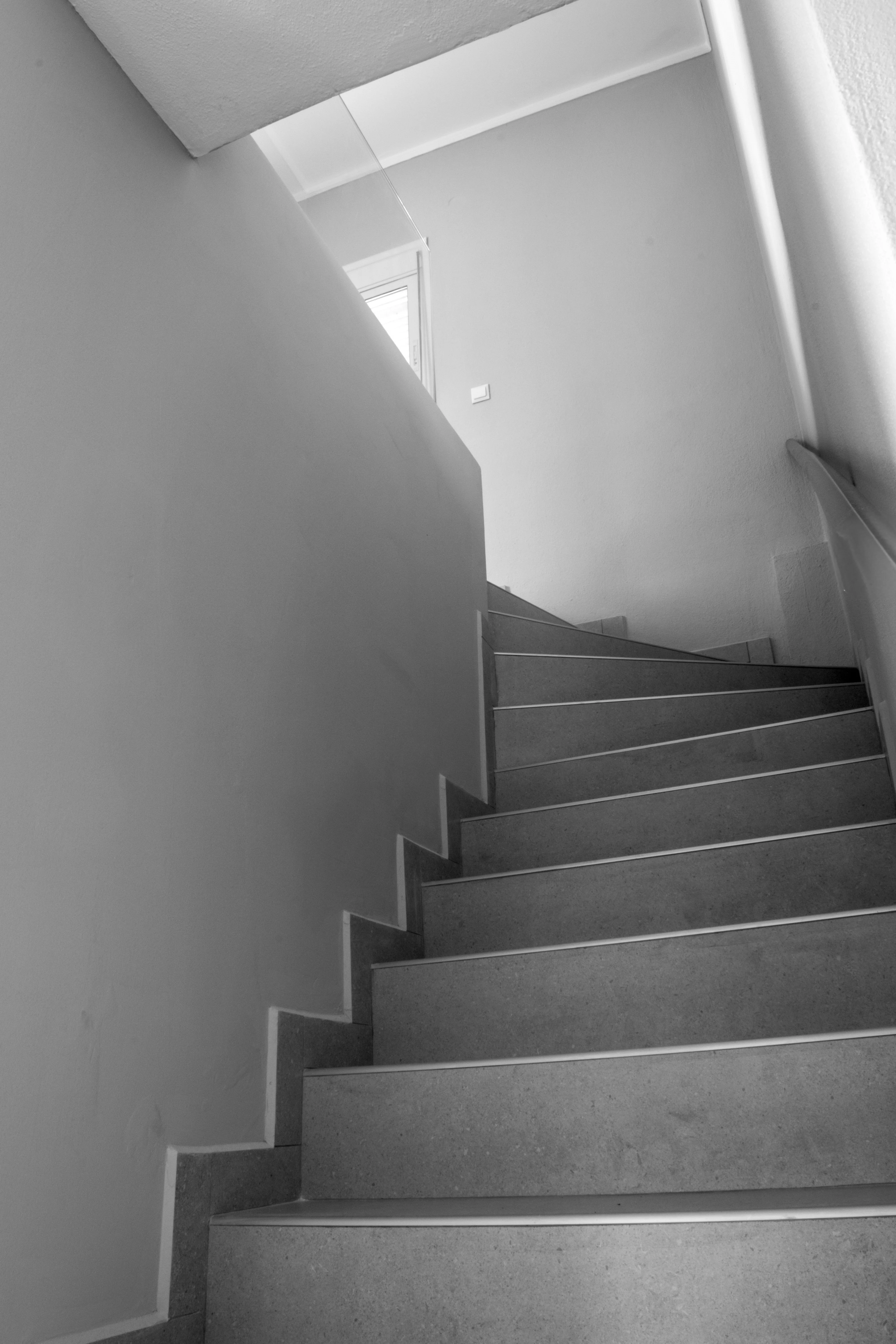 Zonă mare de living la parter pentru relaxare și odihnă în familie