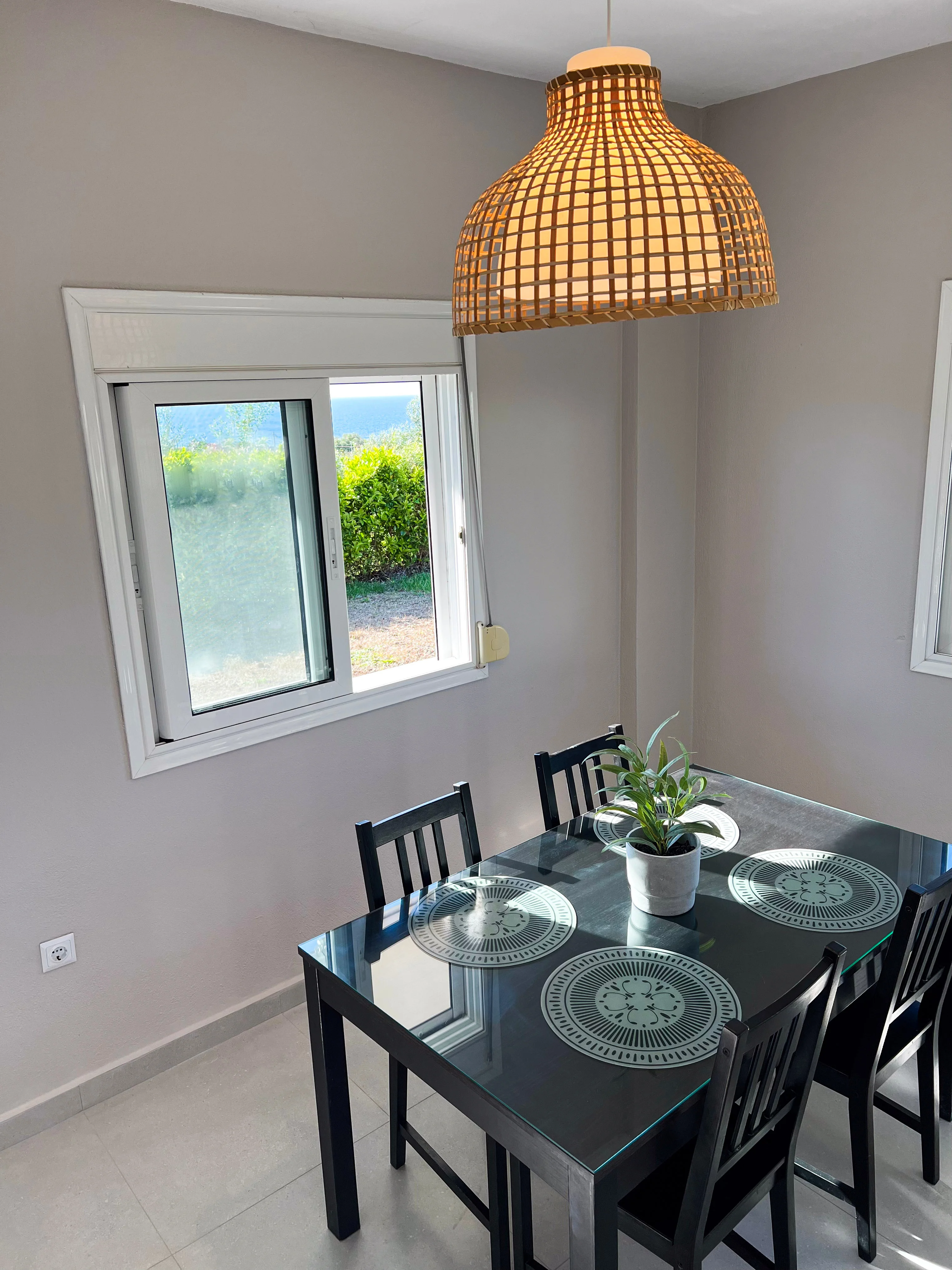 Zonă mare de living la parter pentru relaxare și odihnă în familie